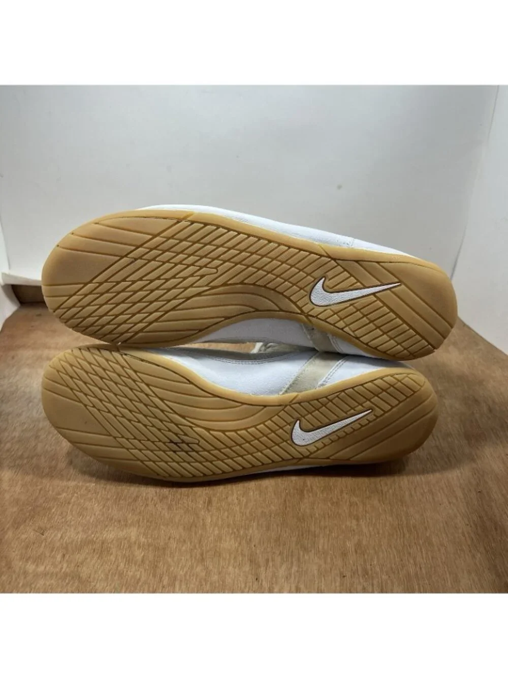 Nike Fury Shoes Mens Size 10.5 White Gold AO2416-170 Gum Sole